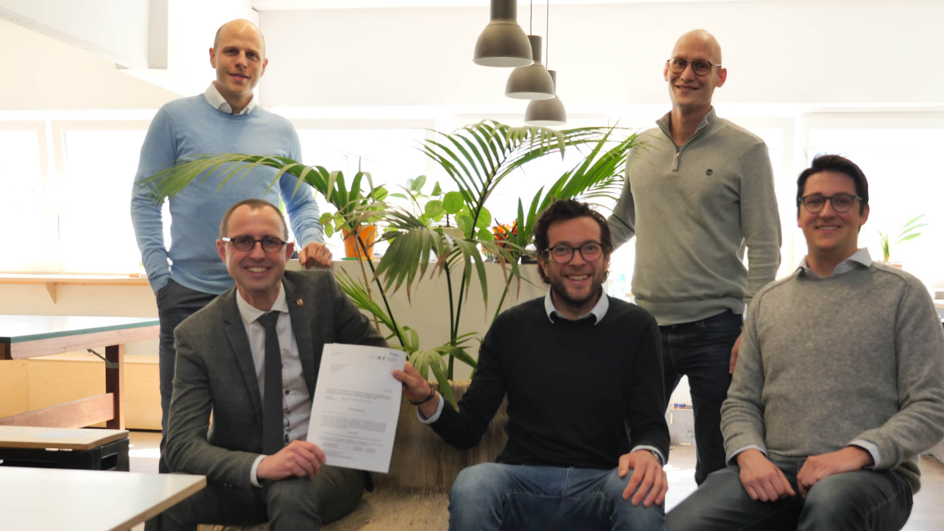 Förderung für stackOcean (v. l.): Andreas Hennig, Projektleiter KI-Transfer-Hub SH, Digitalisierungsminister Dirk Schrödter, Chef der Staatskanzlei, sowie Jonas Mielck, Matthias Nannt und Christopher Ernst vom ambitionierten Kieler Start-up.